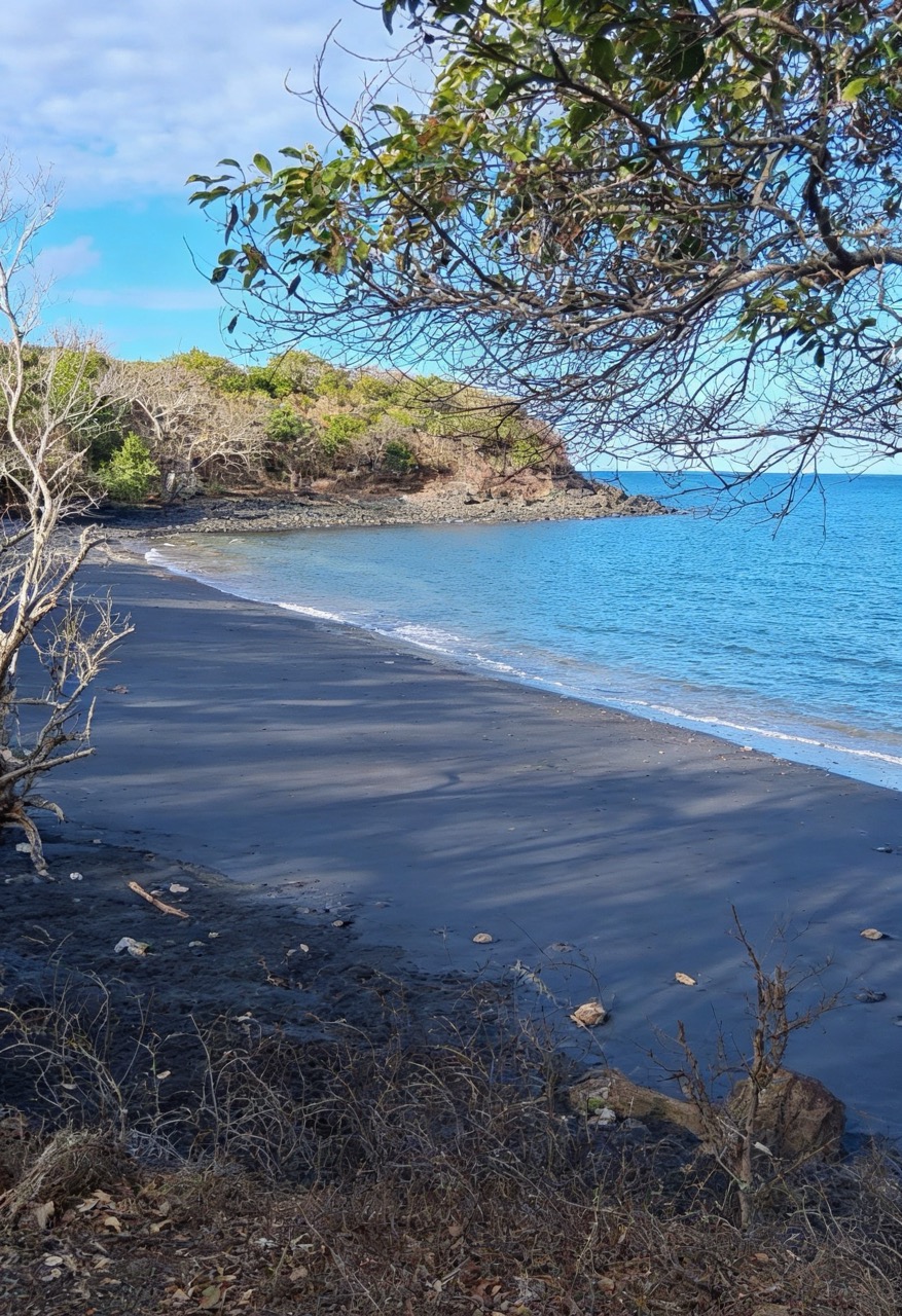 plage de sable noir de passamainty
